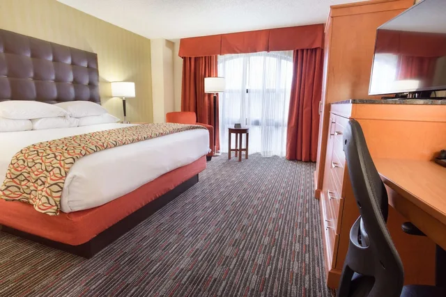 غرفة بسرير كينج مع أريكة، Drury Inn & Suites St. Louis Union Station 3/5