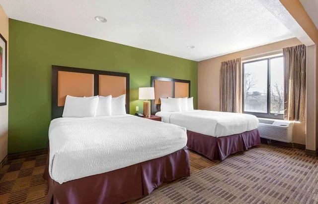 غرفة بسريرين كوين بمطبخ لذوي الإعاقة، Studio 6 Corporate Extended Stay Chicago Lisle IL 1/7