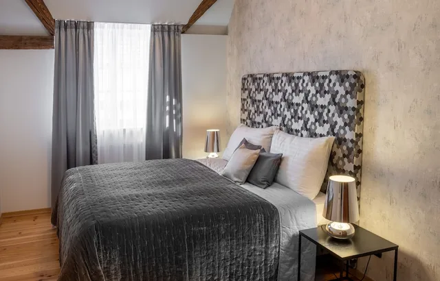شقة بسريرين كينج بشرفة بغرفتي نوم مع أريكة، Chateau 9 Apartments by Adrez Living 1/5