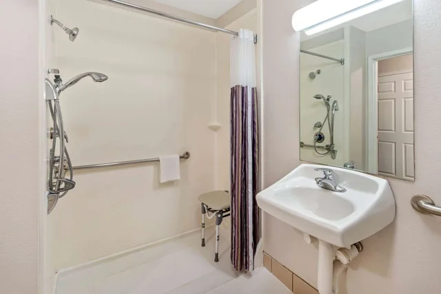 غرفة بسرير كينج لذوي الإعاقة، Stay Well Inn & Suites Fort Myers,FL 2/3
