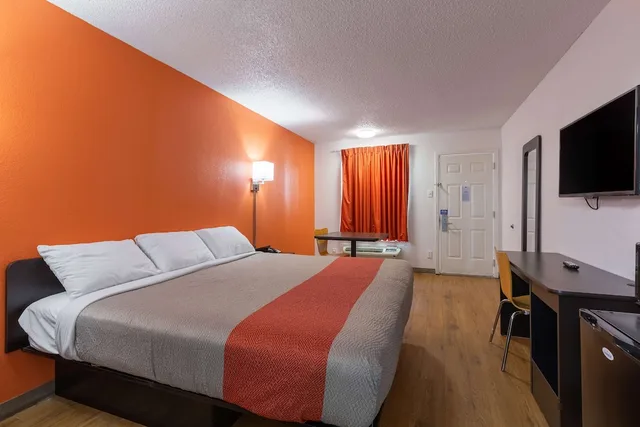 غرفة ديلوكس بسرير كينج، Motel6 Bryan, TX - University Area 1/10