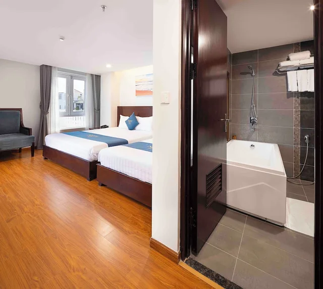 غرفة ديلوكس ثلاثية بإطلالة على المدينة بشرفة، Navy Nha Trang Hotel 4/4