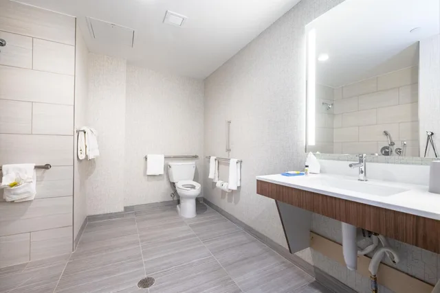 غرفة بسرير كينج وسريرين كوين لذوي الإعاقة، HOLIDAY INN EXPRESS AND SUITES SAN JOSE SILICON VALLEY 9/10