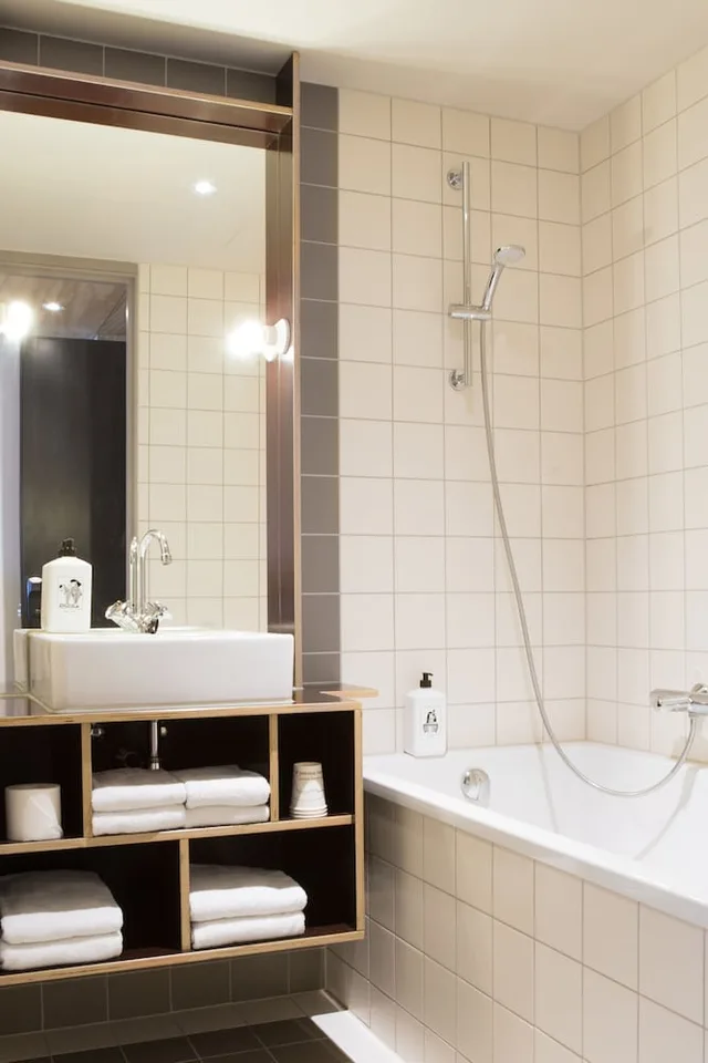 Room, Quadruple, Double and Twin Beds, Volkshotel Amsterdam 2/3