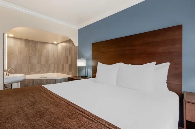 جناح بسرير كينج مع أريكة بحوض جاكوزي، Best Western InnSuites Tucson Foothills Hotel & Suites 5/10