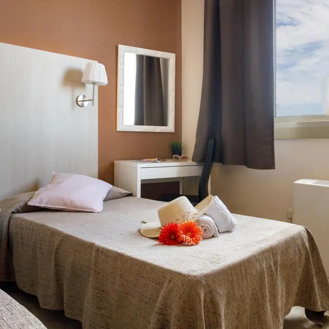 غرفة ثلاثية، L'alguer Hotel 4/8