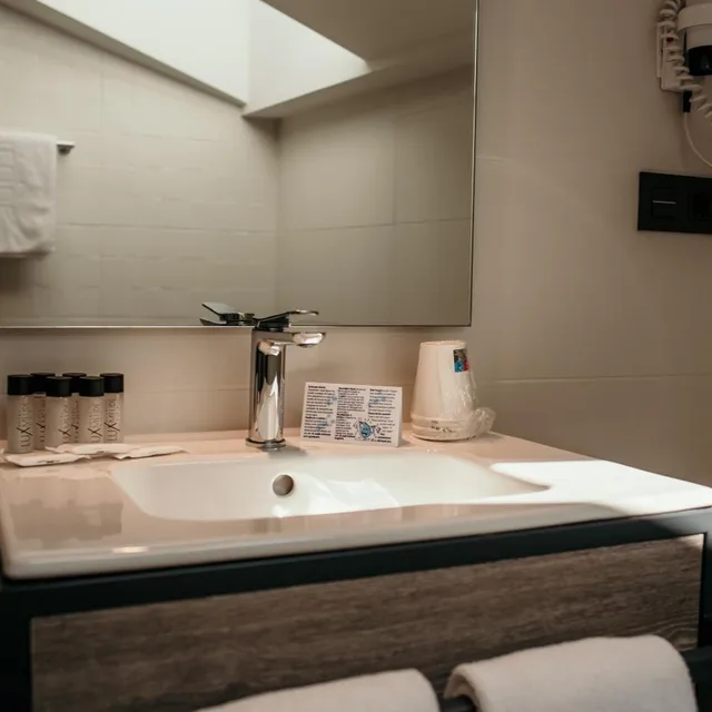 غرفة ثلاثية، Hotel Lux Melide 7/8
