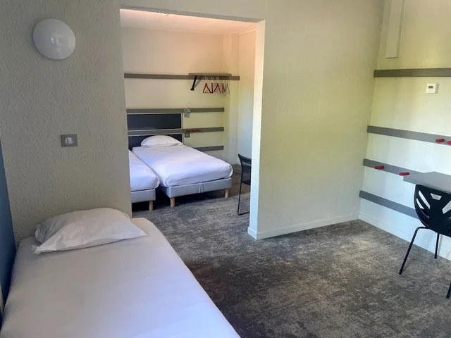 غرفة قياسية بسرير كوين وسرير مزدوج، Enzo Hotels Trappes by Kyriad Direct 4/10