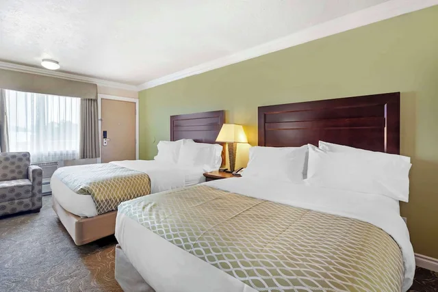 غرفة قياسية بسريرين كوين يُسمح فيها بالحيوانات الأليفة، Best Western Plus Mirage Hotel and Resort 1/4