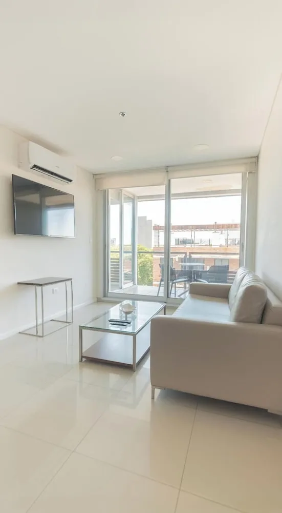 جناح بسرير كوين، Start Villa Morra 3/10