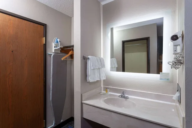 غرفة بسريرين كوين للمدخنين، Days Inn by Wyndham Wooster 3/3