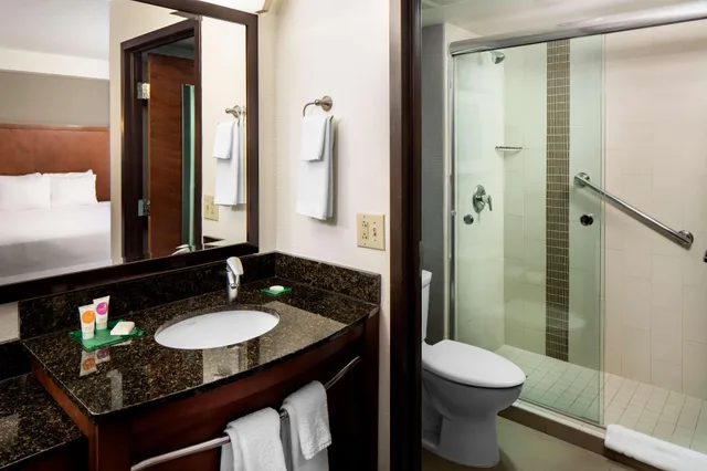 غرفة قياسية بسرير مزدوج، Hyatt Place Topeka 2/3
