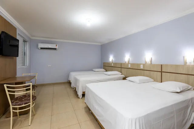 غرفة رباعية بسرير مزدوج وسريرين منفصلين، Baviera Iguassu 1/10