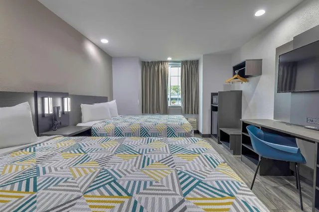2 Queen Beds Smoking, Micfridge، Motel6 Fort Worth, TX - Burleson 1/1
