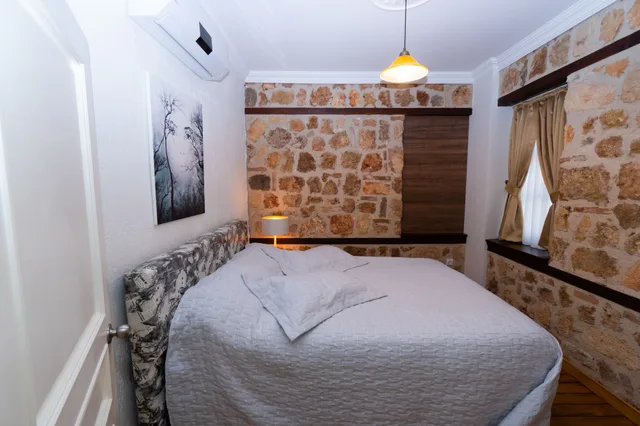 جناح غراند بسرير مزدوج بإطلالة على المسبح بغرفة نوم واحدة مع أريكة بمطبخ صغير، The Suite Apart Hotel Kaleici 3/6