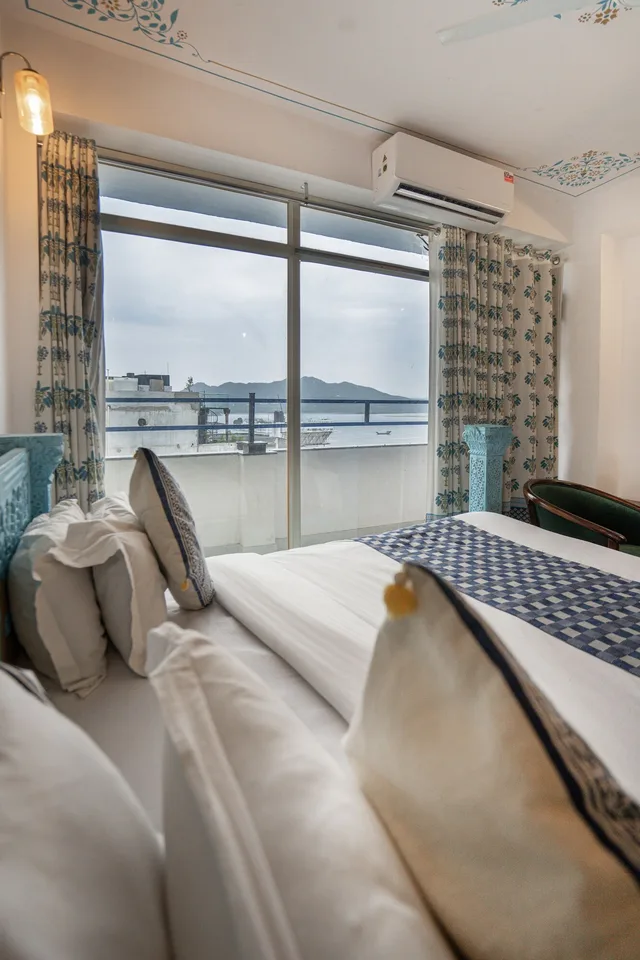 غرفة بريميوم بسرير مزدوج بإطلالة على البحيرة بشرفة، The Lake View Hotel – On Lake Pichola 6/10