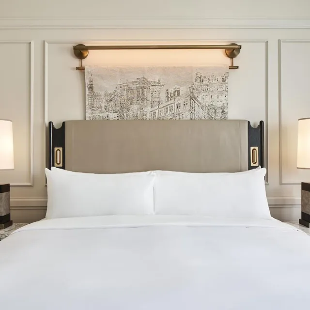 غرفة بسرير كينج لذوي الإعاقة، The Pfister Hotel 2/5