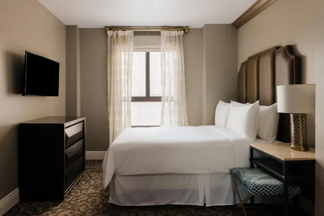 غرفة بسرير كوين بحوض استحمام لذوي الإعاقة، Bijou Hotel 6/10