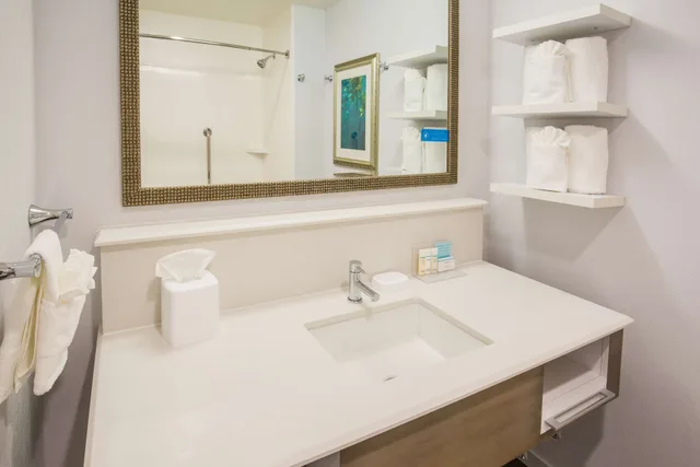 غرفة بسرير كينج مع أريكة، Hampton Inn Monterey 2/4