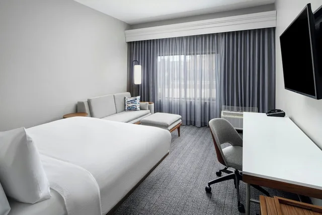 غرفة بسرير كينج مع أريكة لذوي الإعاقة، Courtyard Baton Rouge Siegen Lane 1/3