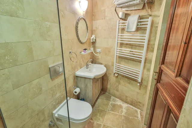 Stone, Traditional، Bedrock Cave Hotel 7/10