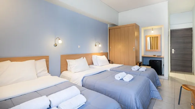 غرفة رباعية بسرير مزدوج وسريرين منفصلين، Diros Hotel 1/3