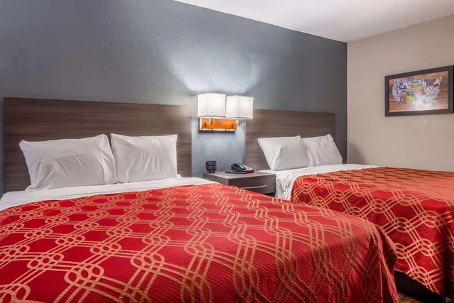 غرفة رباعية بسريرين كوين، Econo Lodge East Ridge 4/6