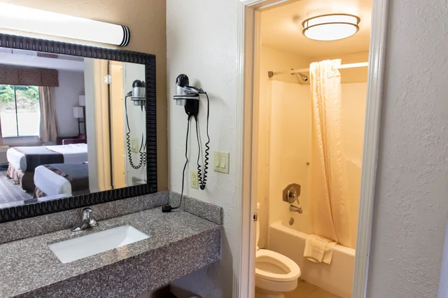 غرفة كلاسيكية بسريرين كوين، Regency Inn 3/3