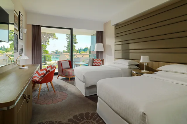 غرفة سوبيريور بسريرين منفصلين بإطلالة جزئية على البحر، Sheraton Dubrovnik Riviera Hotel 2/5