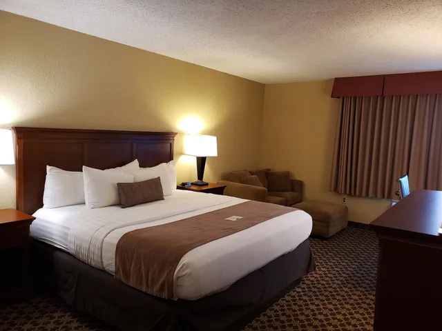 غرفة قياسية بسرير كينج مع أريكة، Best Western Plus Wooster Hotel & Conference Center 4/10