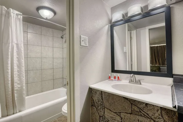 Efficiency, King Bed، Suburban Studios Neenah-Appleton 4/7