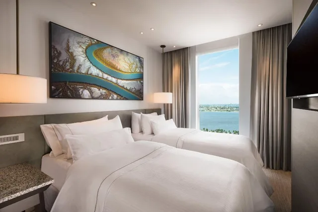غرفة ديلوكس عائلية كبيرة بسريرين منفصلين وسرير كينج بإطلالة على المدينة، The Westin Perth 3/4
