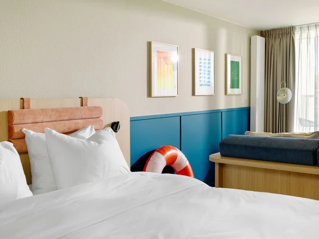 غرفة قياسية رباعية بسرير كينج وسرير كوين، Carlton Beach 4/5