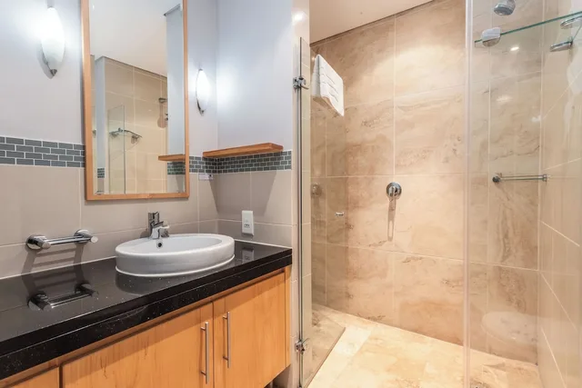 1 Bedroom, Superior, King Bed, Mountain Marina Luxury Apartments 5/8