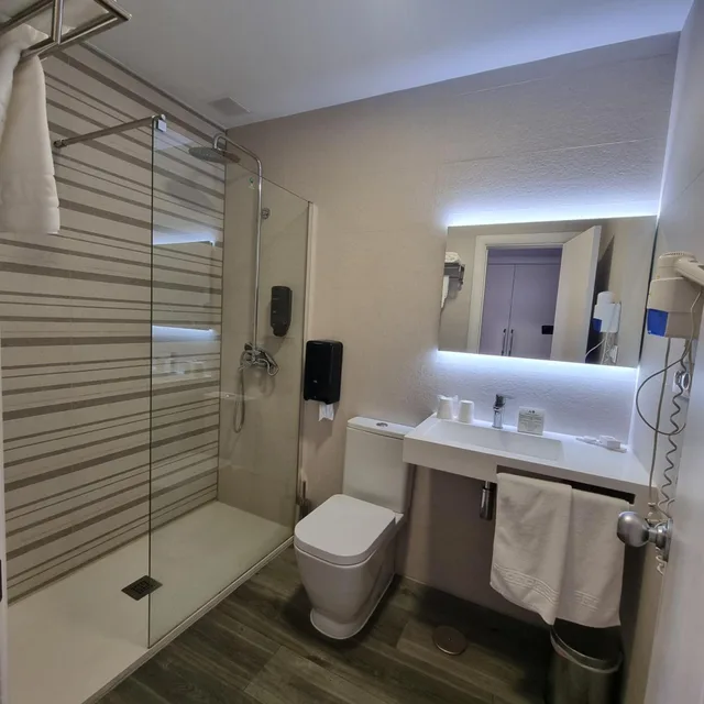 Room, Twin Beds, with Extra Bed, Hotel Azar 4/8