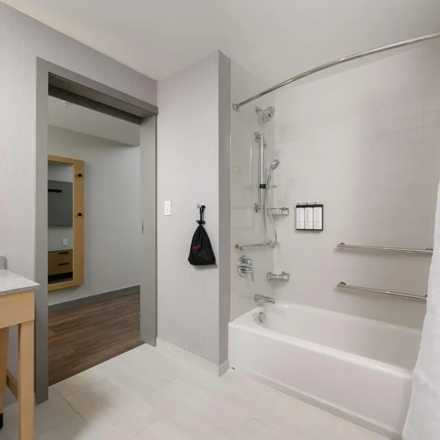 غرفة بسرير كينج وسريرين كوين لذوي الإعاقة، Hyatt Place Albany 4/4