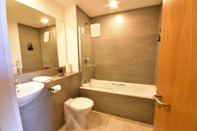 Standard, Double Bed, No Window، The Royal Hotel Cardiff 4/5