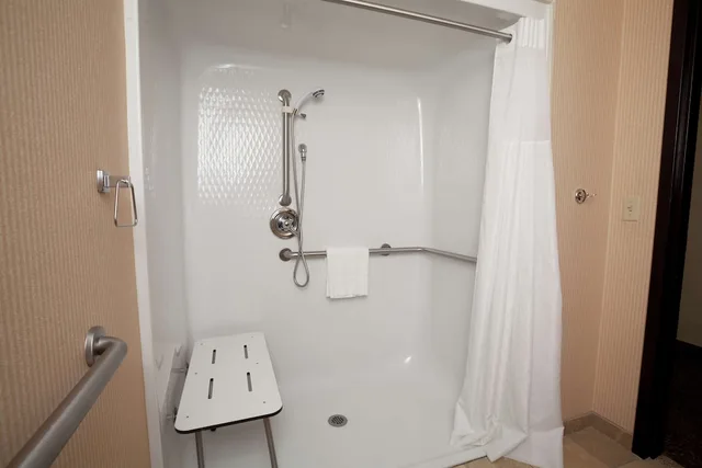 استوديو بسرير كينج مع أريكة لذوي الإعاقة، Hampton Inn Oneonta 5/5