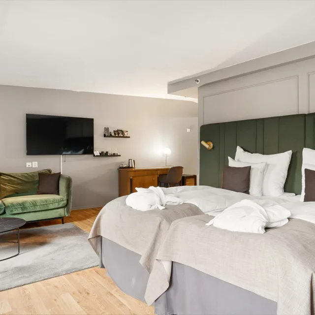جناح جونيور، Home Hotel Bryggen 2/5