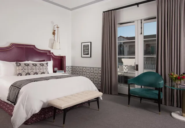 غرفة بريميوم بسرير كينج، HOTEL CALIFORNIAN 1/2