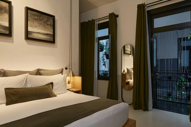غرفة داخلية بسرير كينج بشرفة، Umbral, Curio Collection by Hilton 2/4
