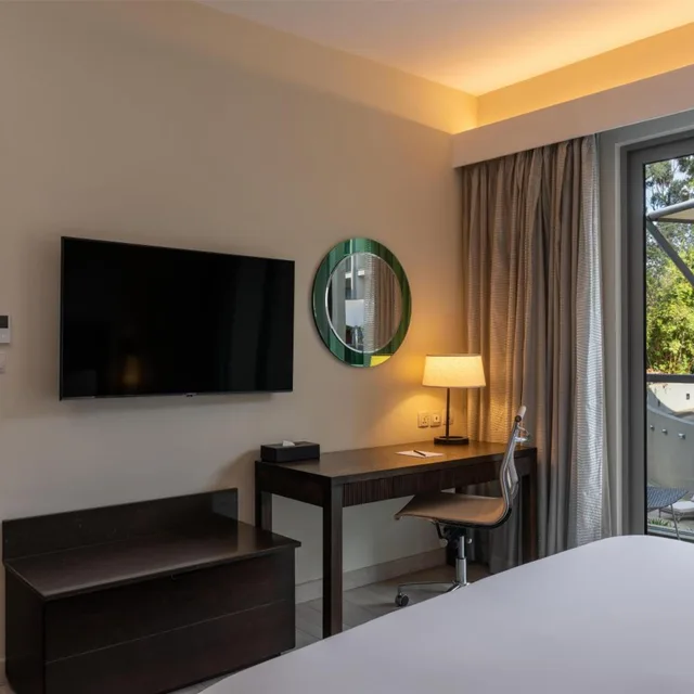 جناح بإطلالة على المسبح بغرفة نوم واحدة مع دخول الصالة، Radisson Blu Hotel Residence Nairobi Arboretum 4/9