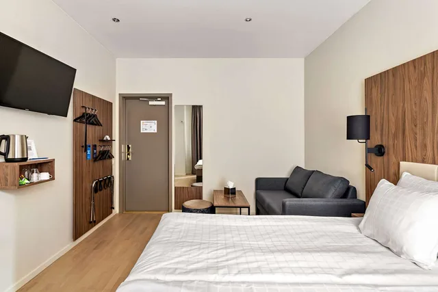 غرفة عائلية بسرير كينج مع أريكة، Best Western Hotel Karlaplan 4/4