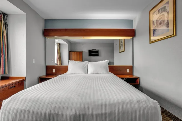 Standard, Queen Bed, The Block Hotel 1/8