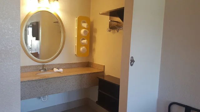 غرفة قياسية بسريرين مزدوجين، Motel6 Columbus, OH - OSU 8/10