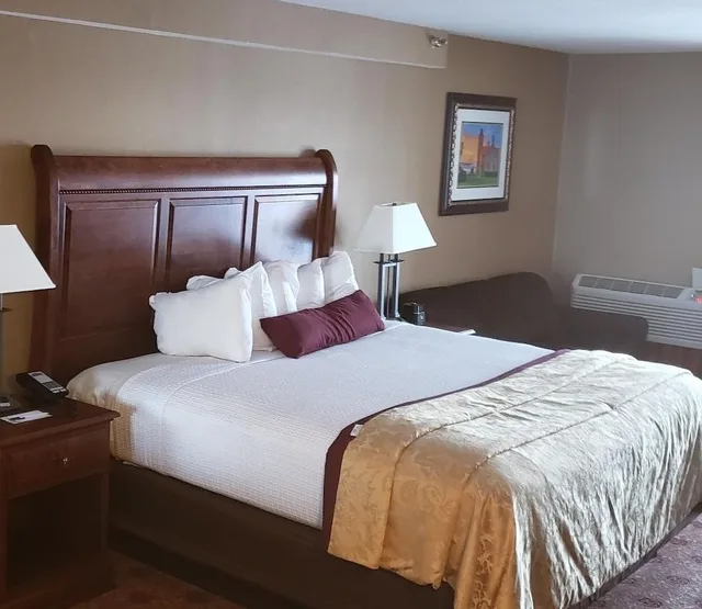 Deluxe, King Bed, Lake View, Sofa, Jetted Tub, Hamilton Inn Select Beachfront 4/7