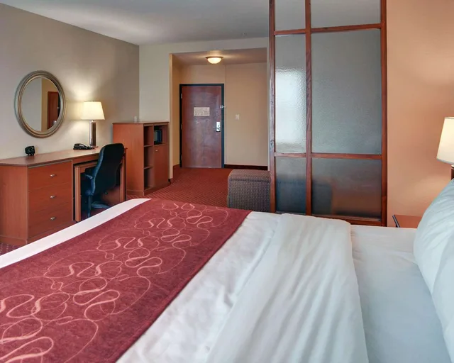 جناح بسرير كينج، Quality Suites Near Cedar Creek Lake Mabank, TX 1/2