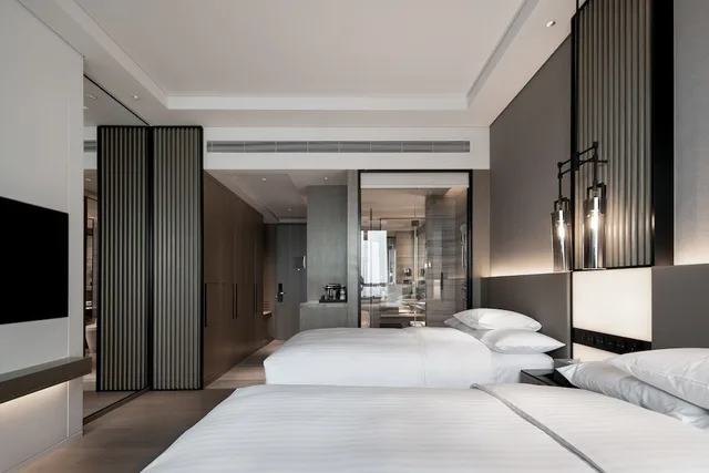 غرفة بسريرين مزدوجين بإطلالة على البحيرة، Courtyard by Marriott Chengdu South 2/5