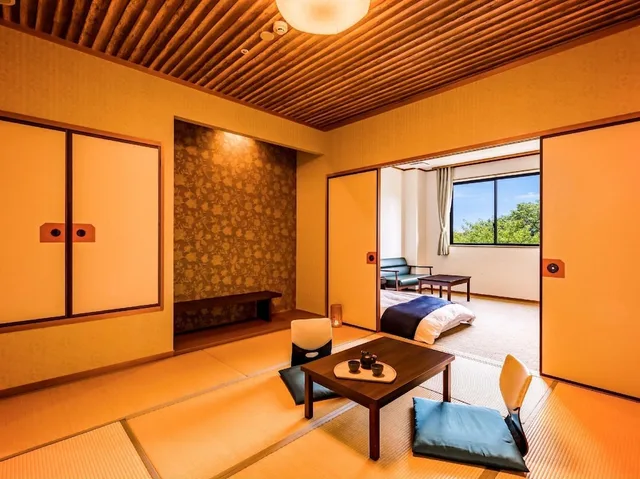 غرفة يابانية غربية سوبيريور بسريرين منفصلين وفرشتي فوتون، Ooedo Onsen Monogatari Premium Seiunkaku 1/2