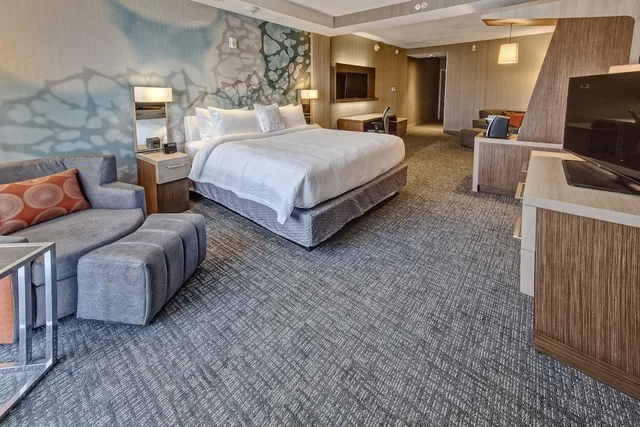 جناح جونيور بسرير كينج مع أريكة، COURTYARD WESTBURY LONG ISLAND 1/4